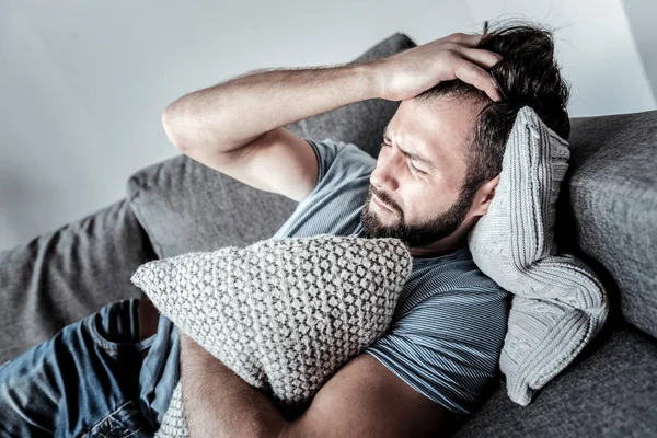 うつ病に苦しんで不幸な若い男 — ストック写真