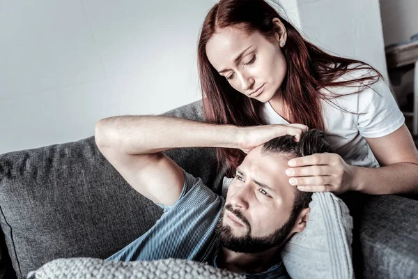 Agradable joven mujer apoyando a su novio — Foto de Stock