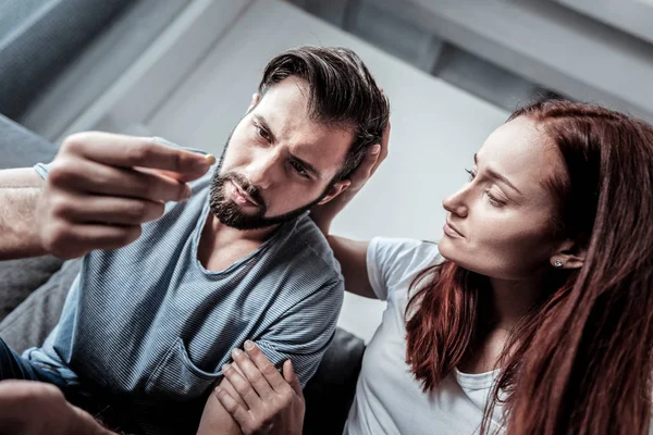 Szomorú vigasztalan nő barátja támogatása — Stock Fotó