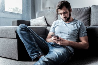 Bir ileti için bekleyen hüzünlü hüzünlü adam