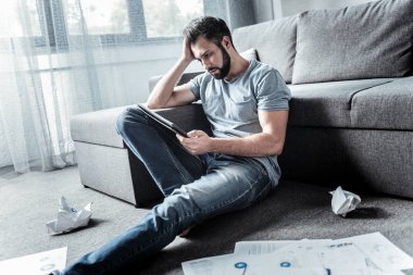 Katta oturan üzgün huysuz adam