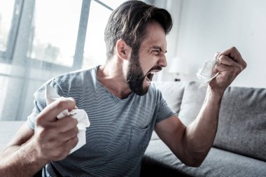 Kızgın, mutsuz adam duygularını ifade etme