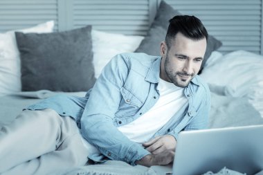 Hoş güzel adam yatakta yatıyordu