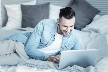 Neşeli mutlu adam onun laptop kullanma