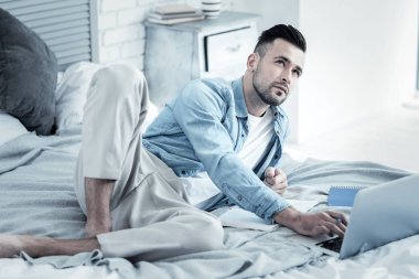 Evde çalışan yakışıklı düşünceli adam