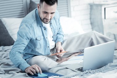 Bir yapışkan not alma hoş neşeli adam