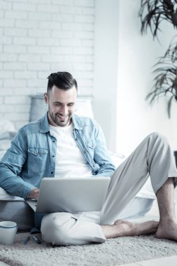Onun laptop kullanan olumlu mutlu adam