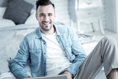 Gülümseyen mutlu neşeli adam