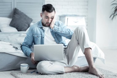 Yanağını tutarak güzel yakışıklı adam