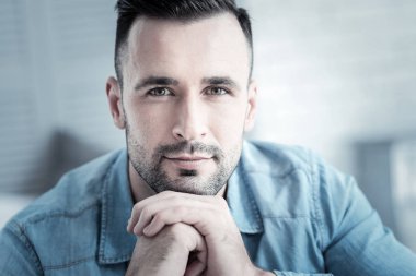 Sana bakmak güzel yakışıklı adam