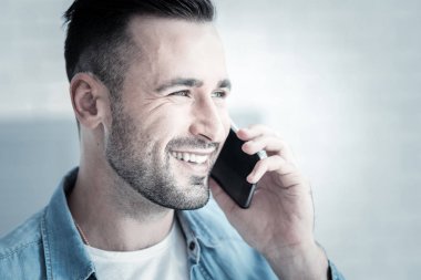 Arama yapma mutlu pozitif bir adam portresi