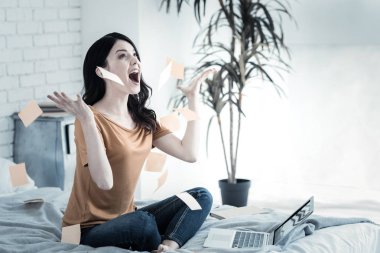 Kağıt parçaları fırlatma duygusal genç kadın