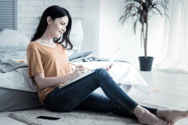 Mutluluk pozitif kadın evden çalışma