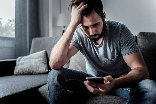 Üzgün kasvetli adam bir mesajı okuma