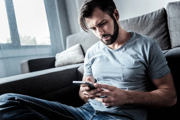 Homem mal-humorado infeliz olhando para a tela do smartphone — Fotografia de Stock