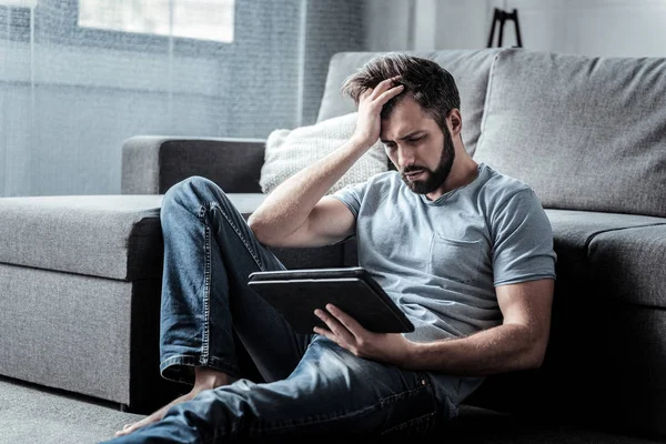 Ongelukkige humeurig man surfen op het Internet — Stockfoto