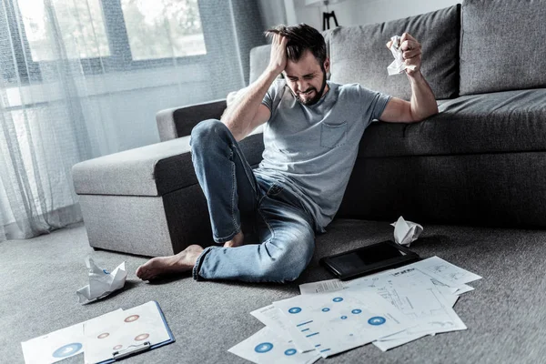 Depresso uomo arrabbiato non far fronte con il suo lavoro — Foto Stock