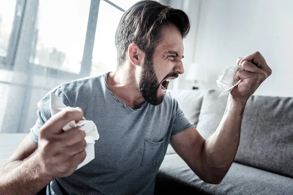 Kızgın, mutsuz adam duygularını ifade etme — Stok fotoğraf