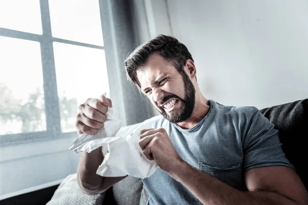 Homem emocional histérico rasgando papel — Fotografia de Stock