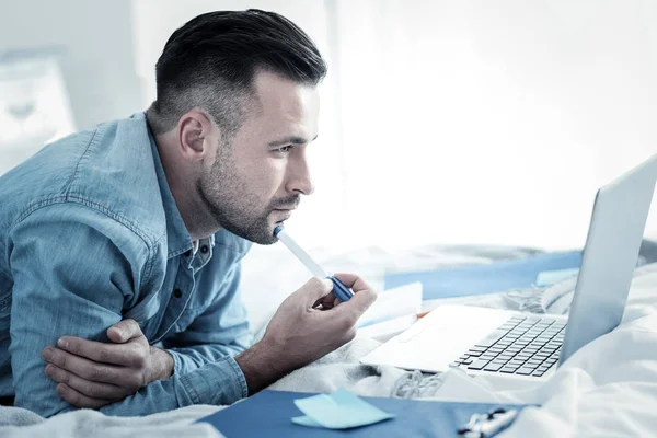 Allvarlig smart man håller en penna — Stockfoto