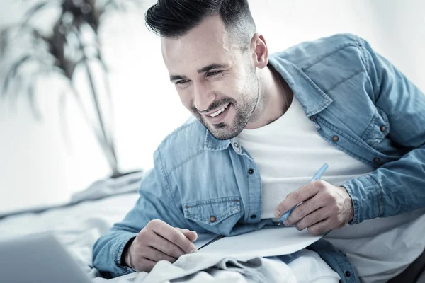 Feliz bom homem escrevendo um plano — Fotografia de Stock