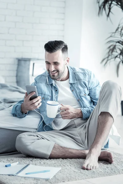 Glad positiv man lyssnar på musik — Stockfoto