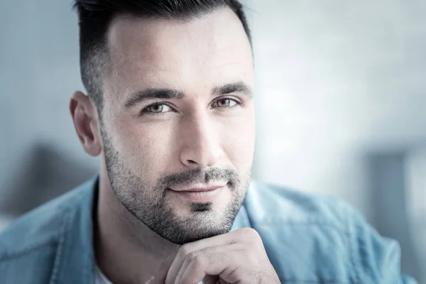 Un hombre agradable y positivo sonriéndote — Foto de Stock