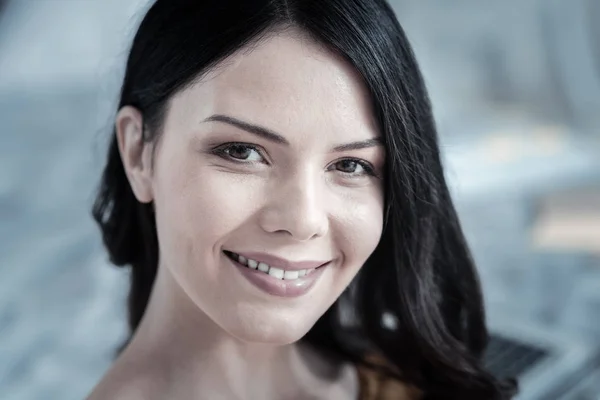Portré egy gyönyörű fiatal nő mosolyog — Stock Fotó