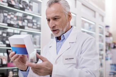 Kendine güvenen erkek eczacı ilaç doğrulanıyor