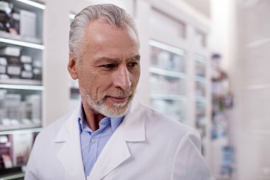 Kendine güvenen erkek eczacı teftiş yapan eczane