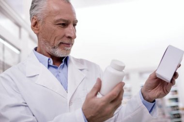 Yansıtıcı erkek eczacı uyuşturucu doğrulanıyor