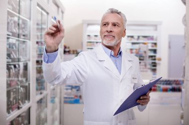 Özenli erkek eczacı uyuşturucu hesaplama