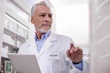 Mutlu erkek eczacı tablet kullanma