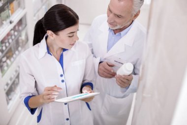 İddialı iki Eczacılar uyuşturucu bilgi kaydetme