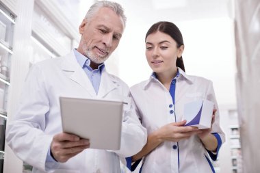 Özenli kadın eczacı iş arkadaşından tavsiye istiyorum