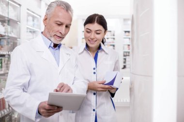 Neşeli iki Eczacılar işbirliği