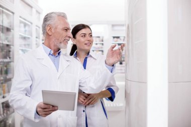 İki Eczacılar işbirliği musing