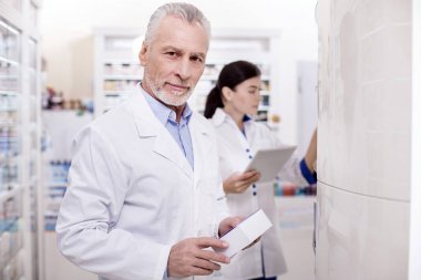 Deneyimli erkek eczacı, eser çeker