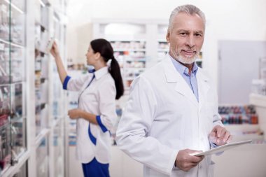 Neşeli erkek eczacı tıbbi ürünler hesaplama