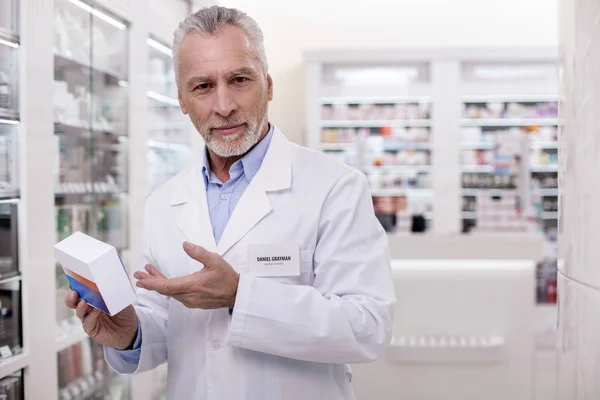 Úspěšný muž lékárníkem užívat nové léky — Stock fotografie