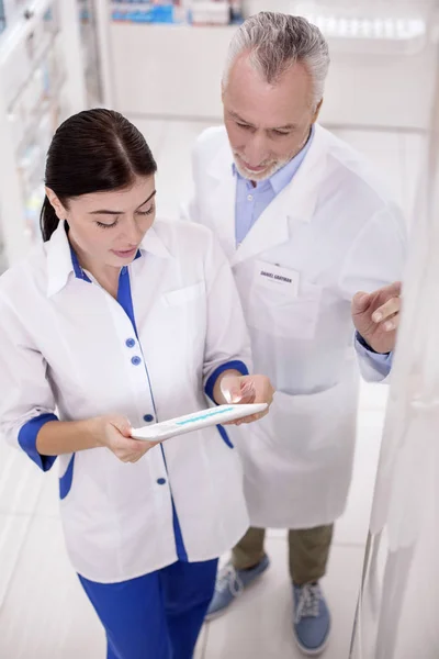 Smart dos farmacéuticos trabajando juntos — Foto de Stock