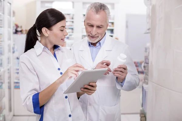 Agradável consulta farmacêutica feminina com colega — Fotografia de Stock