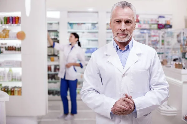 Farmacêutico masculino confiante esperando clientes — Fotografia de Stock