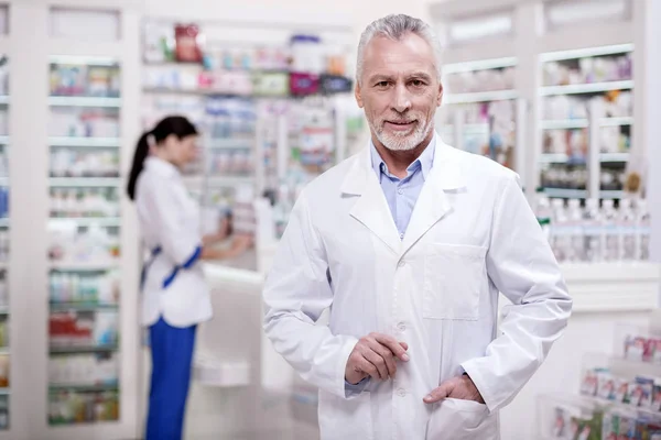 Bonito farmacêutico masculino aguardando visitantes — Fotografia de Stock