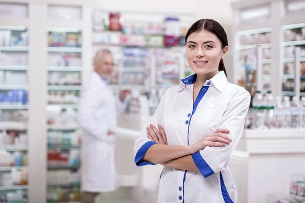 Schöne Apothekerin bereitet sich auf die Arbeit vor — Stockfoto