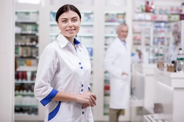 Feliz hembra farmacéutica esperando clientes —  Fotos de Stock