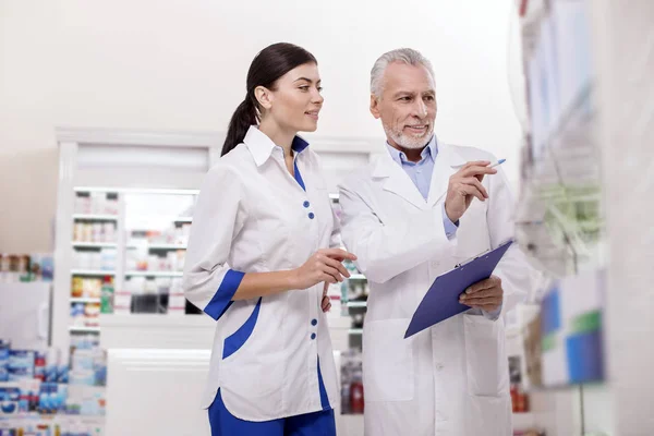 Exuberantes dos farmacéuticos debatiendo sobre nuevo fármaco —  Fotos de Stock