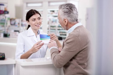 Neşeli kadın eczacı satan uyuşturucu