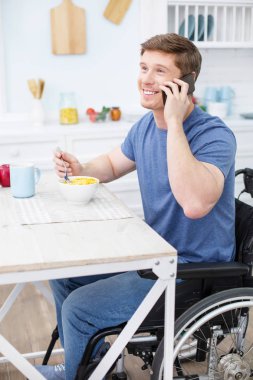 Onun kahvaltı neşeli esmer