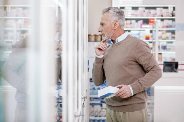 Pěkný starší muž volba vitamíny — Stock fotografie